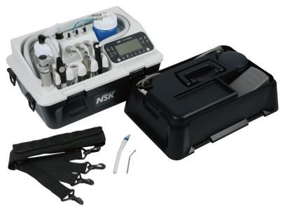 VIVA ace Komplettset mit Zahnarztwerkzeugen und Steuerungseinheit im geöffneten Koffer.