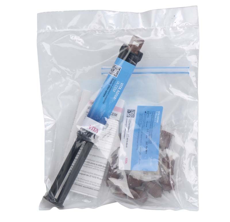 Dualhärtendes Befestigungskomposit VITA ADIVA® IA-CEM in transparenter Verpackung.