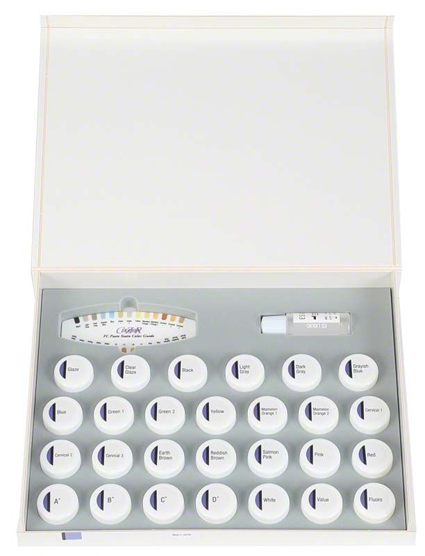 Satz mit CERABIEN™ ZR FC Paste Stain Kit in geöffneter Verpackung.