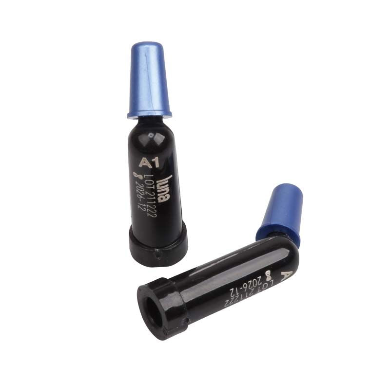 Zwei schwarze Luna Complets A1 Spritzen mit blauen Verschlusskappen.