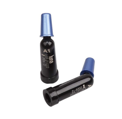 Zwei schwarze Luna Complets A1 Spritzen mit blauen Verschlusskappen.