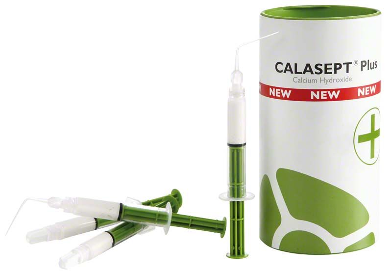 Calasept® Plus Calciumhydroxid Spritzen mit flexiblen Kunststoffnadeln vor Verpackung.