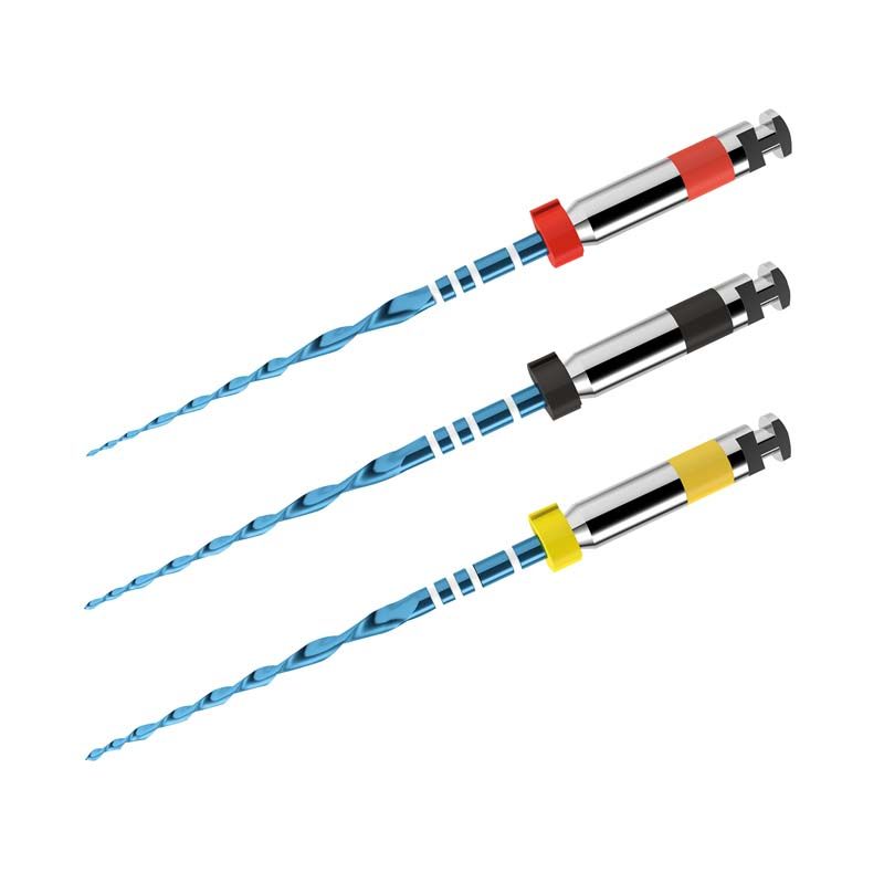 Drei blaue endodontische Feilen mit farbcodierten Ringen.