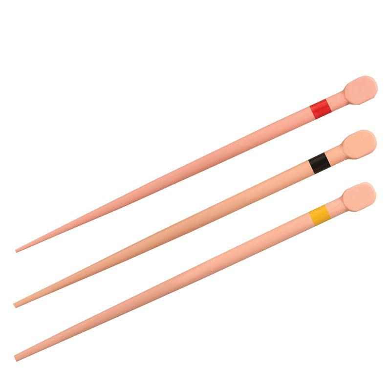 Drei farbcodierte endodontische Messstäbe in Rot, Schwarz und Gelb.