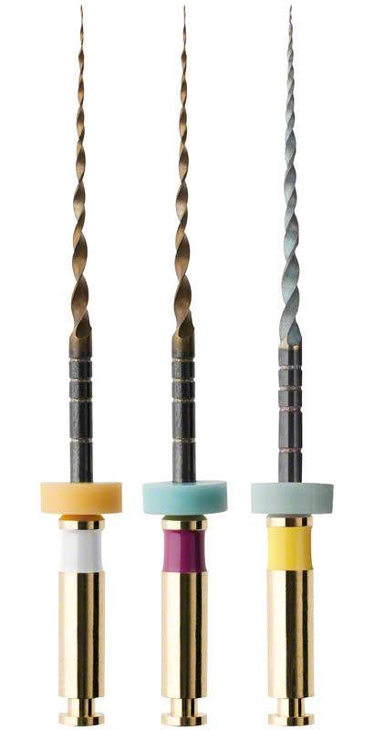 HyFlex™ EDM Shaping Max Curve Set 21mm mit drei NiTi-Feilen in verschiedenen Farben.