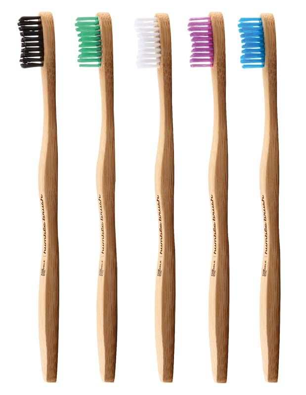 Fünf Humble Brush Zahnbürsten mit weichen Borsten in verschiedenen Farben.