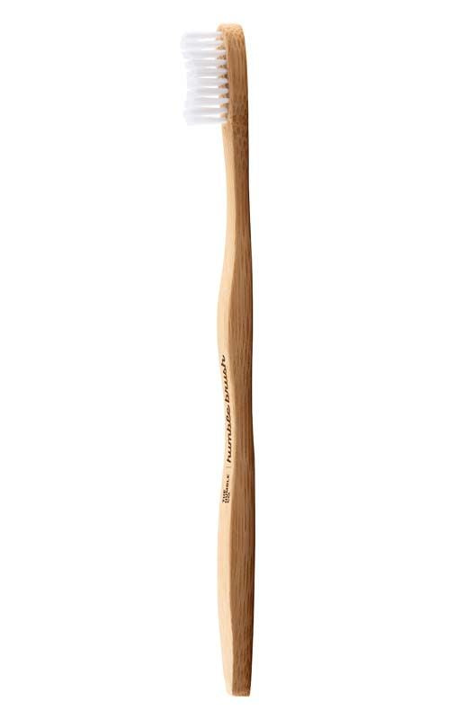 Weißer Humble Brush Erwachsene Zahnbürste mit Bambusgriff und weichen Borsten.
