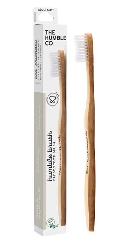 Humble Brush Zahnbürste mit Bambusgriff und Verpackung in Nahaufnahme.