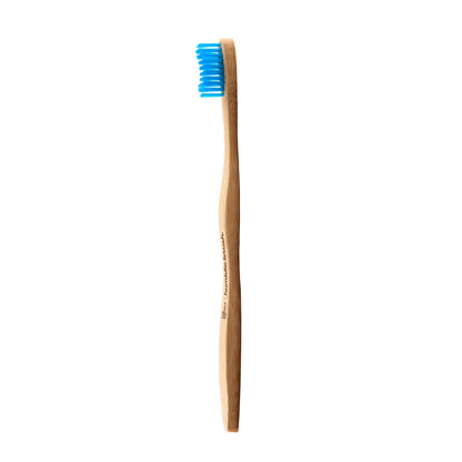 Bambuszahnbürste mit blauen, weichen Borsten in Seitenansicht.