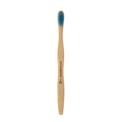 Bambuszahnbürste mit blauen, weichen Borsten und graviertem Griff.