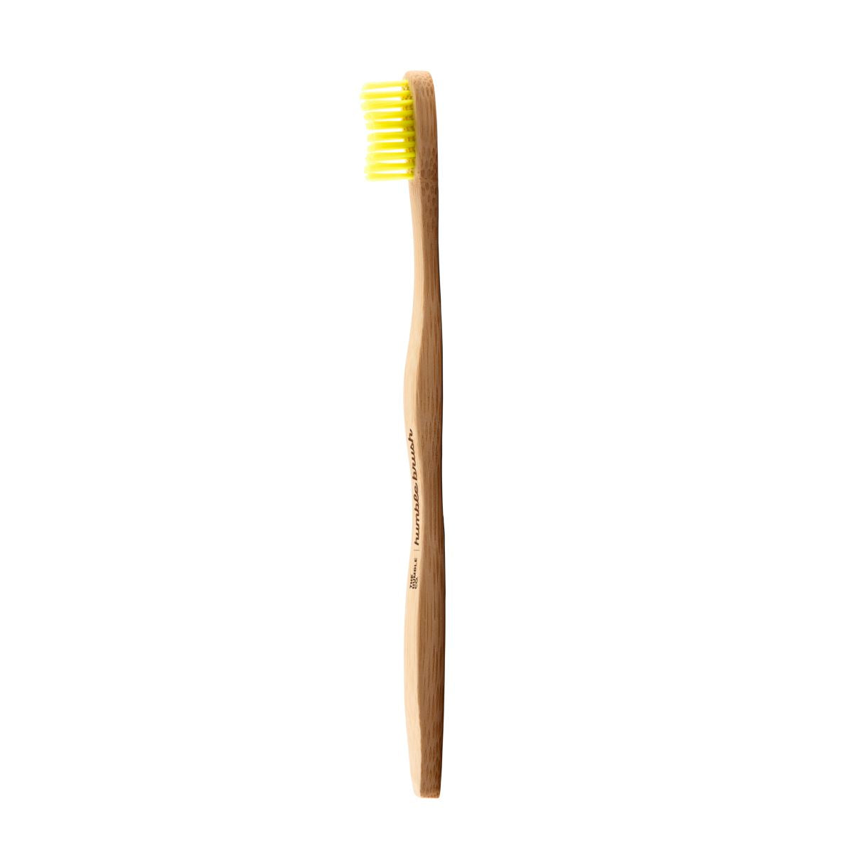Holzzahnbürste Humble Brush mit gelben Borsten, seitliche Ansicht.