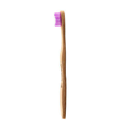 Humble Brush Zahnbürste mit lila Borsten in seitlicher Ansicht.