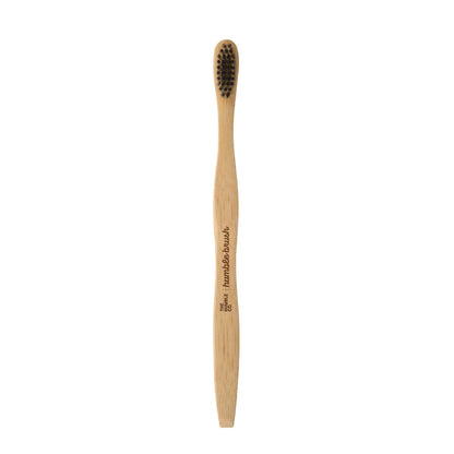 Bambuszahnbürste mit schwarzen Borsten und Gravur "Humble Brush".