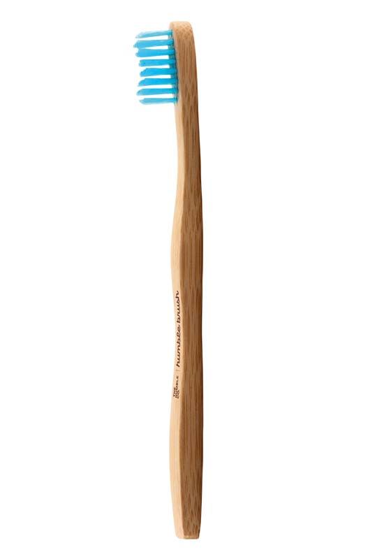 Humble Brush Kinder Zahnbürste mit ultrasoften blauen Borsten und Holzgriff.
