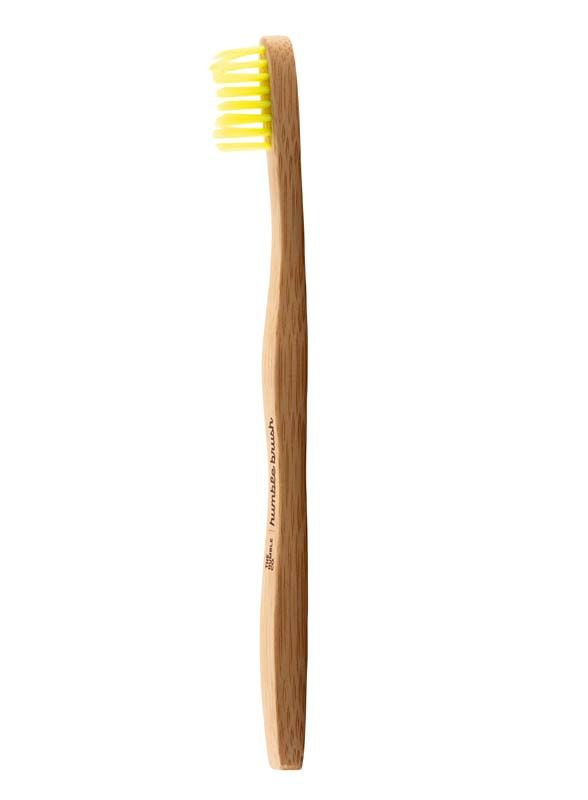 Humble Brush Kinder Zahnbürste mit gelben, ultrasoften Borsten aus Holz.