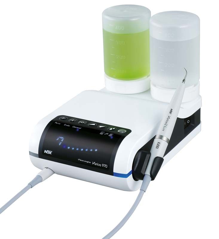 Multifunktions-Ultraschallgerät Varios 970 LUX mit Handstück und Flüssigkeitsbehältern.