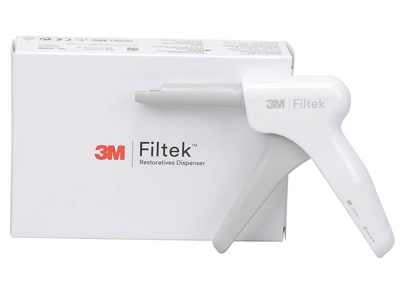 3M Filtek Kapsel Dispenser vor weißer Verpackung mit Logo.