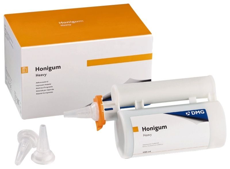 Honigum-Heavy Fast Automix Kartusche mit Zubehör auf weißem Hintergrund.