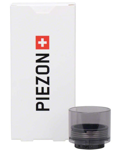 Weißer Pappkarton mit dem Schriftzug "PIEZON" und Schutzkappe darunter.