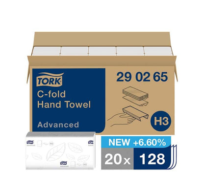 Offener Karton mit Tork® Advanced C-Falz Handtüchern und Verpackungsdetails.