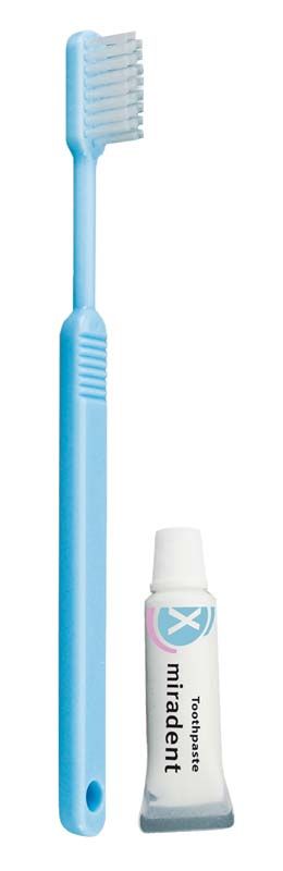 Einwegzahnbürste mit kleiner Tube minziger Zahnpasta von miradent.