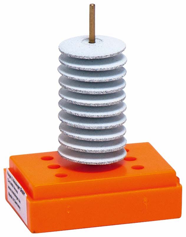 Unmontierter Universalpolierer 9513U Größe 180 auf orangefarbenem Sockel.