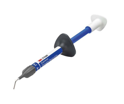 Filtek™ Supreme Flowable Spritze A1 mit gebogener Applikatorspitze.
