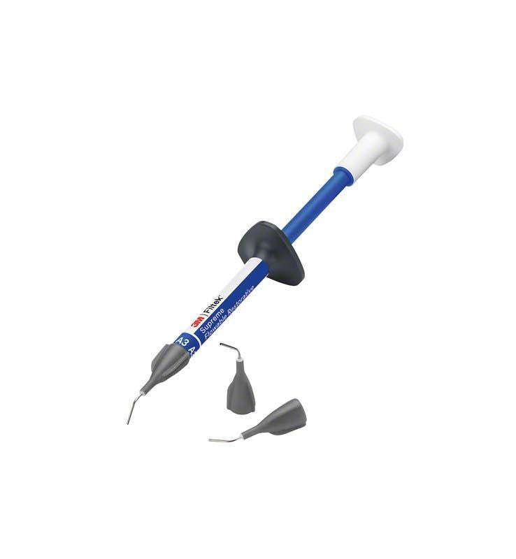 Fließfähige Filtek™ Supreme Flowable Spritze A3 mit grauen Applikationsspitzen.
