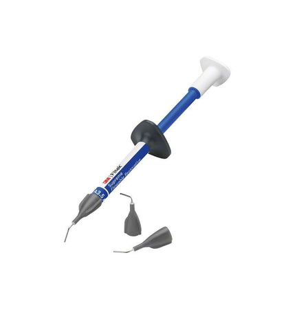 Filtek™ Supreme Flowable Spritze A3.5 mit zwei Applikationsspitzen auf weißem Hintergrund.