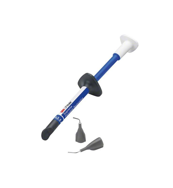 Filtek™ Supreme Flowable Spritze A3.5 mit zwei grauen Applikationsspitzen.