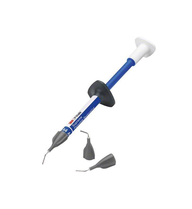 Filtek™ Supreme Flowable Spritze A4 mit zwei schwarzen Applikationsspitzen.