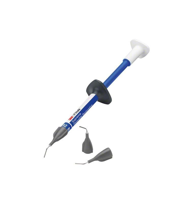 Filtek™ Supreme Flowable Spritze B2 mit zwei Aufsatzspitzen.