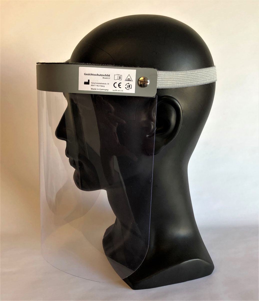 Gesichtsschutzvisier Modell 01 PMMA auf schwarzem Kopfmodell seitliche Nahaufnahme.