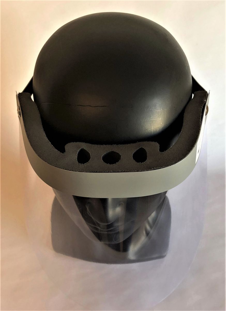 Gesichtsschutzvisier Modell 01 PMMA auf schwarzem Kopfmodell von oben.