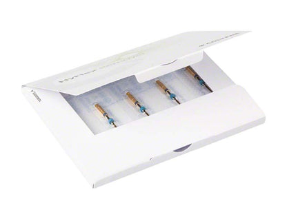 HyFlex™ Remover 30/.07 23mm in geöffneter Verpackung mit fünf Instrumenten.