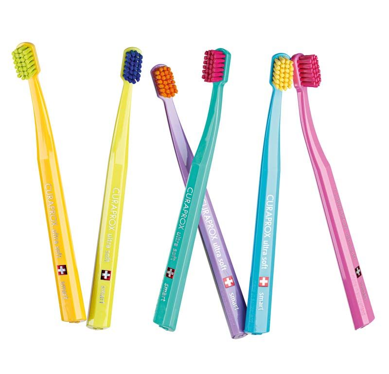 Fünf bunte CURAPROX smart ultra soft Zahnbürsten mit kompaktem Kopf.