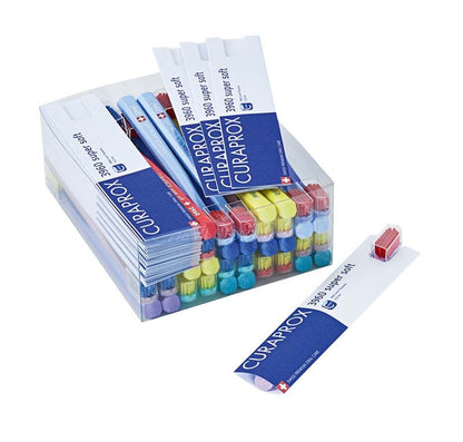 Verpackung mit CURAPROX CS 3960 supersoft Zahnbürsten in verschiedenen Farben.