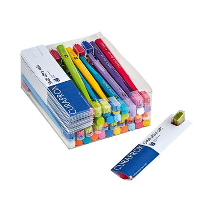 Mehrfarbige CURAPROX sensitive CS 5460 ultrasoft Zahnbürsten im transparenten Verpackungsdisplay.
