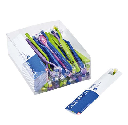 CURAPROX CS 708 Zahnbürsten in transparentem Display mit Verpackung.