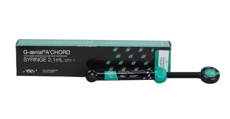 G-aenial™ A'CHORD Spritze A2 mit Verpackung im Hintergrund.