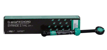 G-aenial™ A'CHORD Spritze A3 mit Verpackung im Hintergrund.