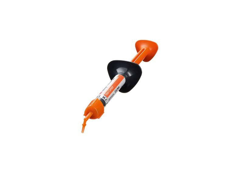 Spritze des 3M™ RelyX™ Universal Resin Cement mit orangem Kolben und Applikationskappe.