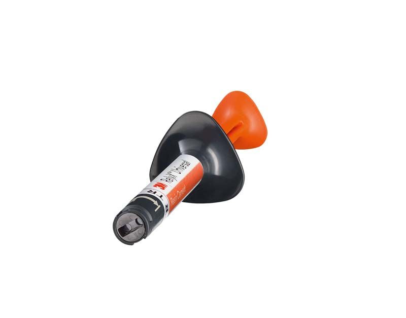 3M™ RelyX™ Universal Resin Cement Applikator mit oranger Kappe und schwarzer Basis.
