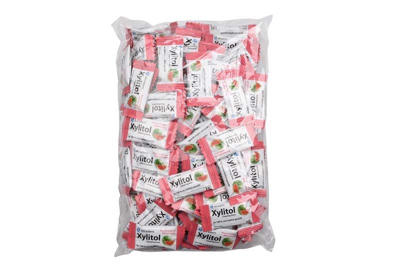 Plastiktüte mit einzeln verpackten Xylitol Kaugummis Wassermelone.