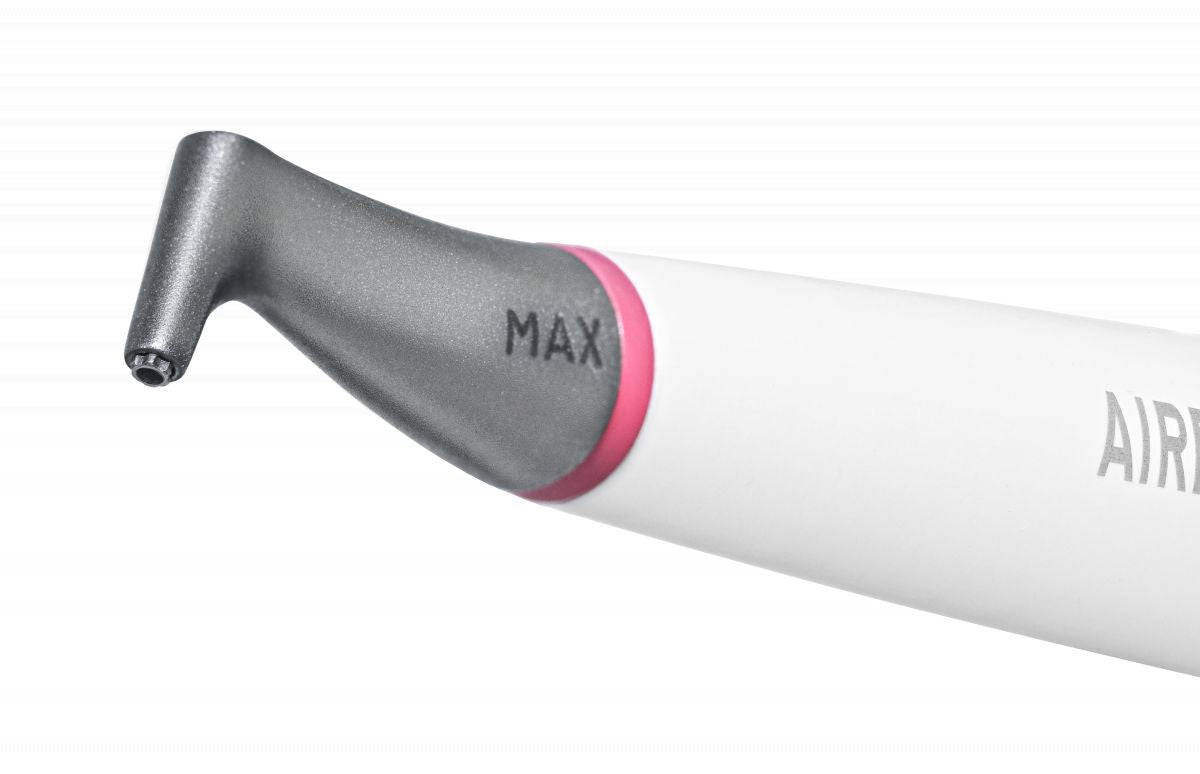 AIRFLOW® MAX SMART Handstück mit fokussiertem Blick auf die Düsenspitze.