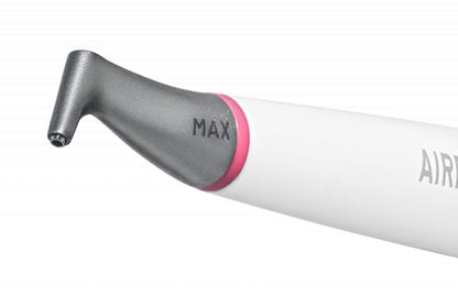 AIRFLOW® MAX SMART Handstück mit fokussiertem Blick auf die Düsenspitze.