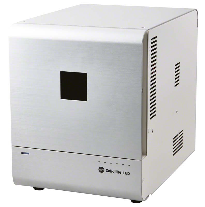 Solidilite LED-Lichthärtegerät mit silbernem Gehäuse und Lüftungsschlitzen.