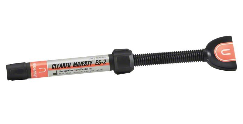 CLEARFIL Majesty™ ES-2 Light Komposit-Spritze mit Universal-Farbsystem.