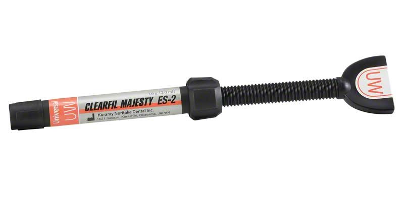 Spritze mit CLEARFIL Majesty™ ES-2 Universal White Zahnmaterial, 3,6g.