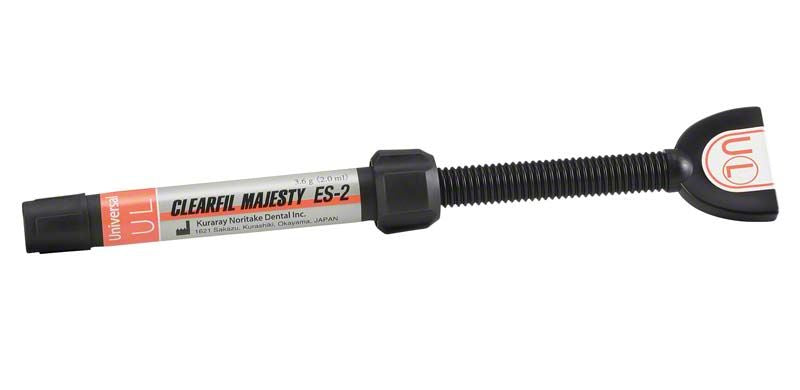 CLEARFIL Majesty™ ES-2 Universal Light Spritze 3,6g mit schwarzem Applikator.